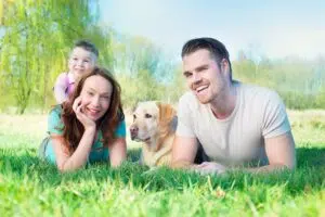 Une famille avec un chien