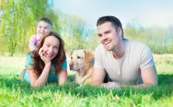 Une famille avec un chien