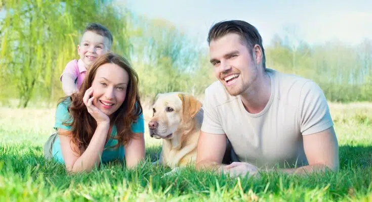 Une famille avec un chien